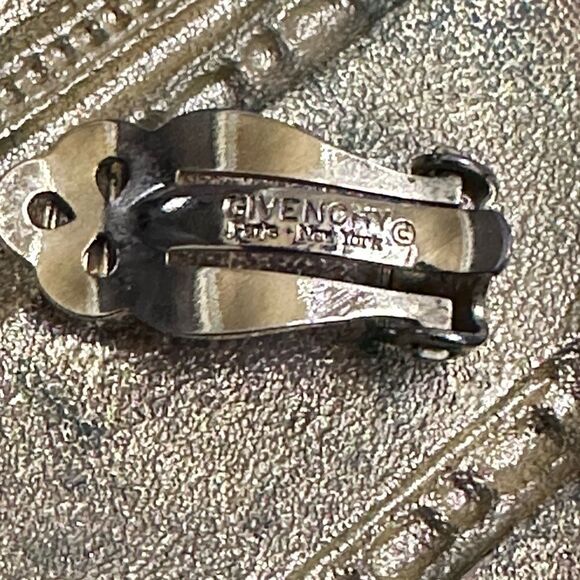 Vintage 80’s Givenchy Gold Tone Cream Beige Enamel Clip Earrings - Picture 10 of 11